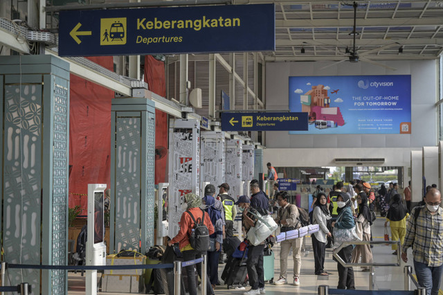 Sejumlah calon penumpang kereta api mencetak tiket secara mandiri di Stasiun Pasar Senen, Jakarta, Kamis (14/11/2024). Foto: Fauzan/ANTARA FOTO