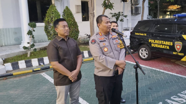 Kabid Humas Polda Jatim Kombes Pol Dirmanto menyampaikan keterangan pers di Mapolrestabes Surabaya, Jawa Timur, Kamis (14/11/2024). Foto:  Farusma Okta Verdian/kumparan