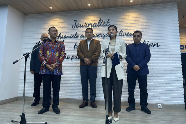 Mensesneg Prasetyo Hadi (kiri) dan Menkomdigi Meutya Hafid (kanan) usai pertemuan di Kantor Kemkomdigi, Jakarta Pusat, Kamis (14/11/2024). Foto: Fadhil Pramudya/kumparan