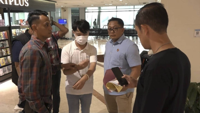 Ivan Sugiamto, pria di Surabaya yang memaksa siswa SMAK Gloria 2 Surabaya, EN, untuk meminta maaf dengan bersujud dan menggonggong, saat ditangkap di Bandara Juanda, Kamis (14/11/2024).  Foto: dok. Polda Jatim