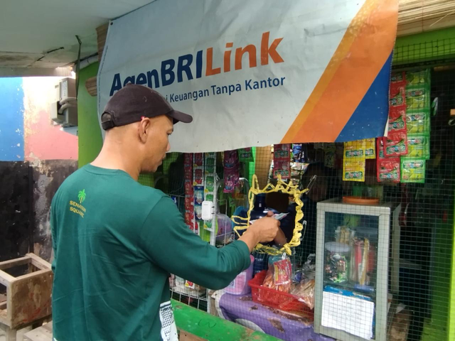 AgenBRILink Sri Dewi berhasil bantu masyarakat di wilayah perkebunan kelapa sawitDesa Pematang Seleng, Aiknabara, Labuhan Batu mengakses layanan perbankan. Foto: Dok. BRI