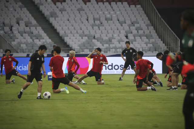 Sejumlah pemain Timnas Jepang melakukan pemanasan saat menjalani sesi latihan resmi di Stadion Utama Gelora Bung Karno, Senayan, Jakarta, Kamis (14/11/2024). Foto: Aditia Noviansyah/kumparan