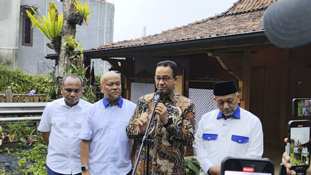 Mantan Gubernur DKI Jakarta periode 2017-2022 Anies Baswedan bersama Paslon Pilgub Jabar Ahmad Syaikhu-Ilham Habibie menyampaikan keterangan pers di kawasan Lebak Bulus, Jakarta Selatan, Kamis (14/11/2024). Foto: Jonathan Devin/kumparan