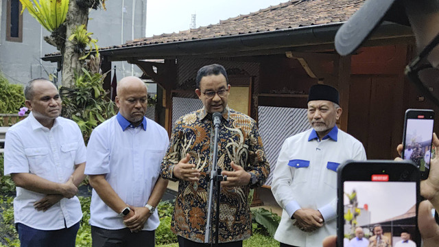 Mantan Gubernur DKI Jakarta periode 2017-2022 Anies Baswedan bersama Paslon Pilgub Jabar Ahmad Syaikhu-Ilham Habibie menyampaikan keterangan pers di kawasan Lebak Bulus, Jakarta Selatan, Kamis (14/11/2024). Foto: Jonathan Devin/kumparan