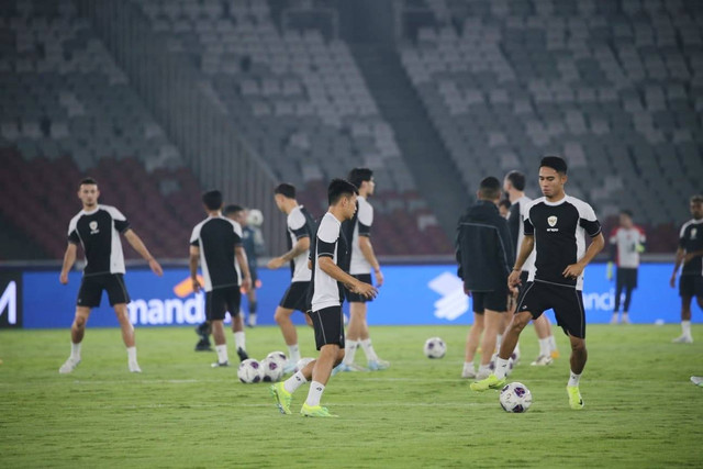 Pemain Timnas Indonesia mengikuti latihan di Stadion Utama Gelora Bung Karno (SUGBK), Jakarta, Kamis (14/11/2024). Foto: Aditia Noviansyah/kumparan