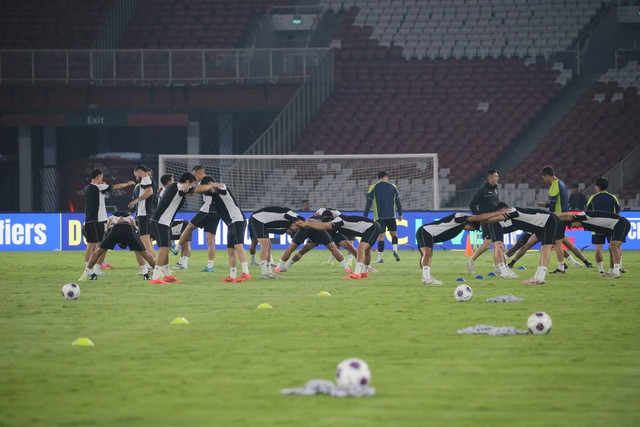 Pemain Timnas Indonesia mengikuti latihan di Stadion Utama Gelora Bung Karno (SUGBK), Jakarta, Kamis (14/11/2024). Foto: Aditia Noviansyah/kumparan