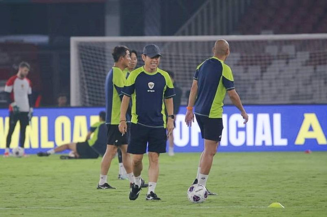 Pelatih Timnas Indonesia Shin Tae-yong memimpin latihan di Stadion Utama Gelora Bung Karno (SUGBK), Jakarta, Kamis (14/11/2024). Foto: Aditia Noviansyah/kumparan