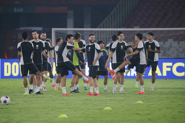 Pemain Timnas Indonesia latihan di Stadion Utama Gelora Bung Karno (SUGBK), Jakarta, Kamis (14/11/2024). Foto: Aditia Noviansyah/kumparan