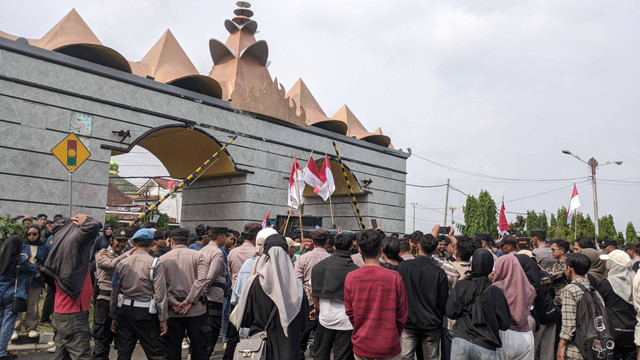 Puluhan mahasiswa menggelar aksi damai menolak politik uang di kantor DPRD Provinsi Lampung | Foto: Eva Nurdiah/Lampung Geh