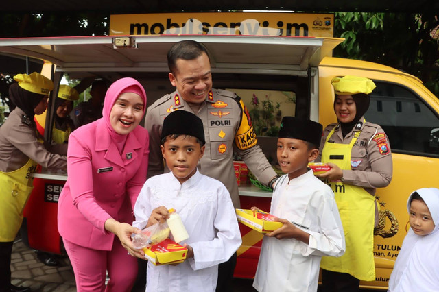 Mobil Senyum Bagikan Makanan Bergizi Gratis untuk Anak-Anak Panti Asuhan 