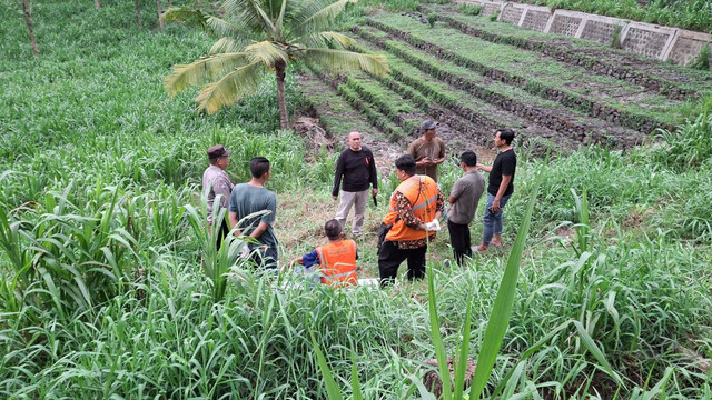 Polsek Pagerwojo Mendatangi TKP Orang Meninggal di Ladang Perkebunan Desa Segawe