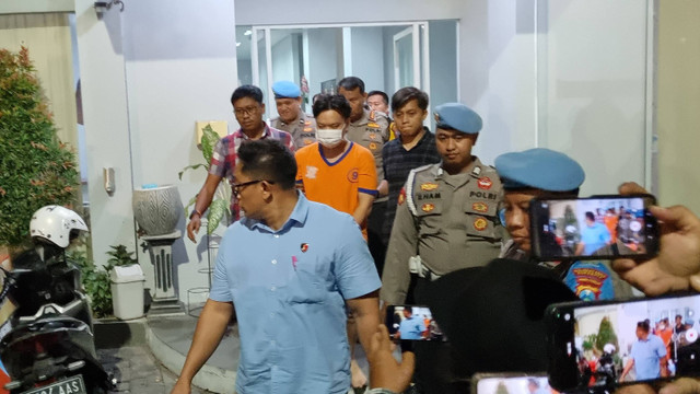 Ivan Sugiamto saat dibawa dari Gedung Unit PPA ke ruang tahanan Polrestabes Surabaya, Kamis (14/11/2024). Foto:  Farusma Okta Verdian/kumparan