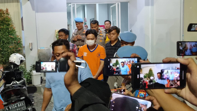 Ivan Sugiamto saat dibawa dari Gedung Unit PPA ke ruang tahanan Polrestabes Surabaya, Kamis (14/11/2024). Foto:  Farusma Okta Verdian/kumparan