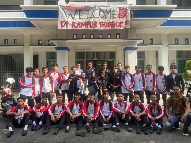 Pengurus senat bersama mahasiswa baru UM Metro saat foto bersama di depan Fakultas. | Foto: Dok. Senat FH UM Metro