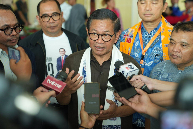 Cagub Jakarta Pramono Anung menghadiri bedah buku dan dialog mahasiswa di Universitas Negeri Jakarta (UNJ), Jakarta Barat, Kamis (14/11/2024). Foto: Tim Media Pramono Anung