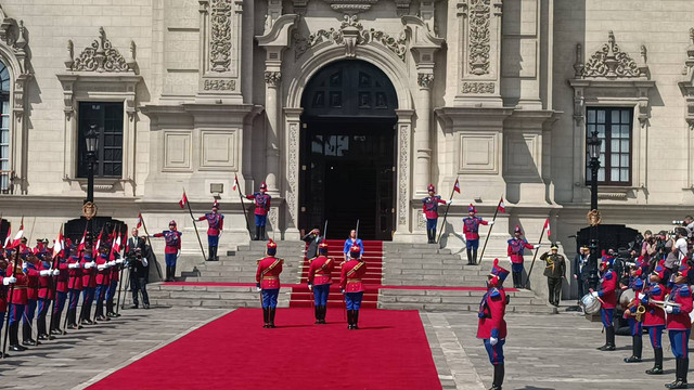 Presiden Republik Indonesia Prabowo Subianto menemui Presiden Peru Dina Boluarte di Istana Peru Palacio de Gobierno, Lima, Peru, Kamis (14/11). Dok: Zamachsyari/kumparan