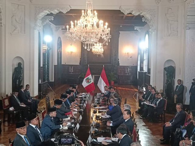 Presiden Prabowo Subianto bertemu dengan Presiden Peru  Dina Boluarte di Istana Peru Palacio de gobierno di Lima, Peru pada Kamis (14/11) waktu setempat. Foto: Zamachsyari/kumparan