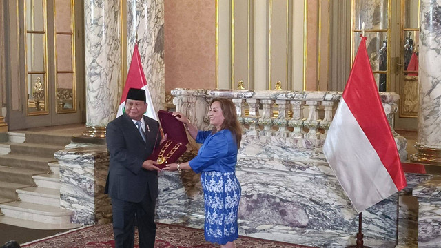 Presiden Prabowo Subianto bertemu dengan Presiden Peru  Dina Boluarte di Istana Peru Palacio de gobierno di Lima, Peru pada Kamis (14/11) waktu setempat. Foto: Zamachsyari/kumparan