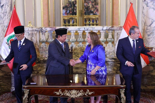 Presiden Prabowo Subianto (dua kiri) bersalaman dengan Presiden Peru Dina Boluarte di Istana Peru Palacio de gobierno di Lima, Peru pada Kamis (14/11) waktu setempat. Foto: Hugo Curotto/AFP