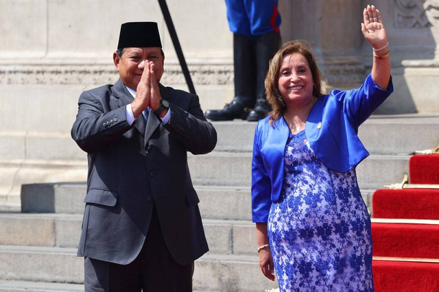 Presiden Republik Indonesia Prabowo Subianto (kiri) bertemu Presiden Peru Dina Boluarte di Istana Peru Palacio de Gobierno, Lima, Peru, Kamis (14/11). Foto: Hugo Curotto/AFP