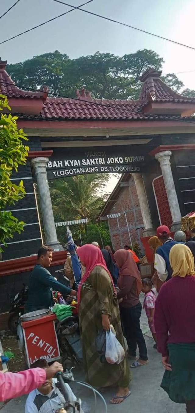 Suasana di area gapura makam Simbah Kyai Santri Joko Suruh pada hari jumat wage, Tlogorejo, Tegowanu, Grobogan. Sumber foto : foto pribadi