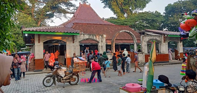 Suasana Makam Simbah Kyai Santri Joko Suruh pada hari jumat wage, Tlogorejo, Tegowanu, Grobogan. Sumber foto : foto pribadi