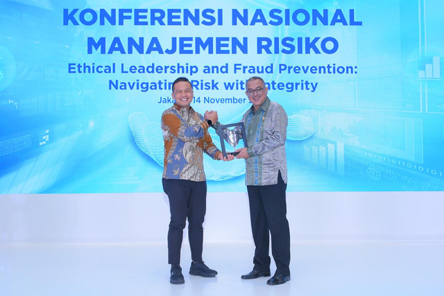 Direktur Keuangan dan Manajemen Risiko BPJS Ketenagakerjaan Asep Rahmat Suwandha (kiri) pada Konferensi Nasional Manajemen Risiko di Plaza BPJAMSOSTEK, Jakarta, Kamis (14/11/2024). Foto: Dok. BPJS Ketenagakerjaan