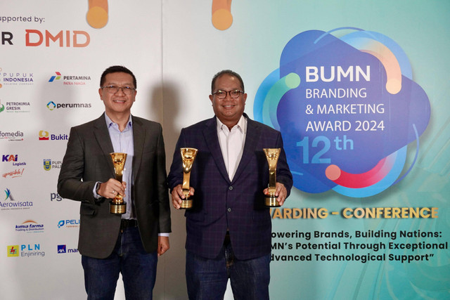 Direktur Operasional PNM, Sunar Basuki, saat menerima penghargaan bergengsi dalam ajang BUMN Branding and Marketing Award (BBMA) ke-12 tahun 2024. (ist)