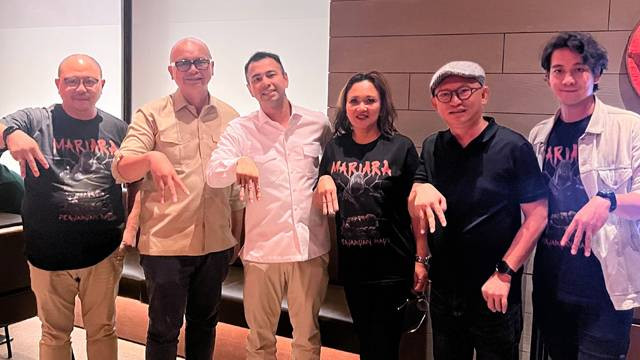 Utusan Khusus Presiden, Raffi Ahmad, bersama dengan tim pembuat film Mariara, Perjamuan Maut. (foto: istimewa)