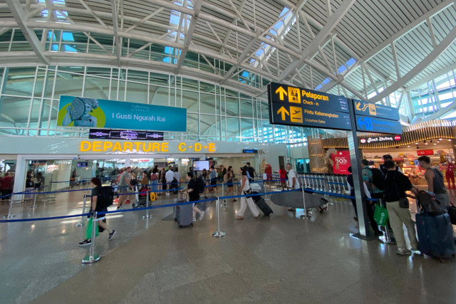 Sejumlah penumpang di Bandara Internasional I Gusti Ngurah Rai, Bali, Jumat (15/11/2024). Foto: Humas Bandara Ngurah Rai 