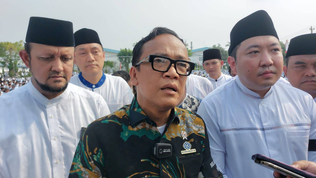 Wakil Menteri Ketenagakerjaan (Menaker), Immanuel Ebenezer menghadiri Istighosah Akbar di Lapangan Sandang Sejahtera kompleks pabrik PT Sritex, Jumat (15/11/2024). Foto: kumparan