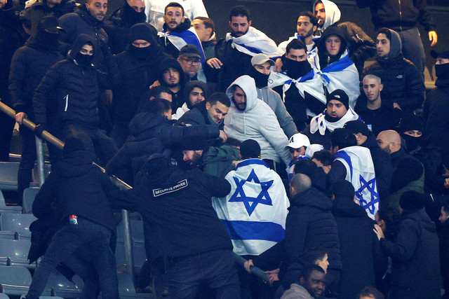 Suporter Israel bentrok dengan petugas keamanan selama pertandingan Prancis melawan Israel pada laga lanjutan UEFA Nations League di Stade de France, Saint-Denis, Prancis, Kamis (14/11/2024). Foto: Christian Hartmann/REUTERS 