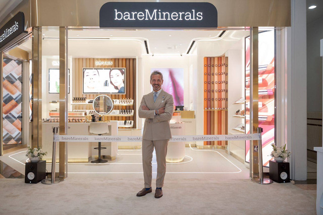 Chief Revenue Officer Orveon Global, Marco Ficarelli, saat pembukaan butik pertama bareMinerals di Indonesia di Plaza Senayan, Jakarta Pusat. Foto: bareMinerals