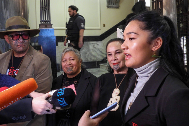 Hana-Rawhiti Maipi-Clarke, kanan, dan rekan-rekannya dari Te Pati Maori, berbicara kepada wartawan setelah protes di dalam Parlemen di Wellington, Selandia Baru, Kamis (14/11/2024). Foto: Charlotte Graham-McLay/AP PHOTO