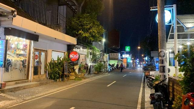 Suasana Jalan Prawirotaman di malam hari. (Foto diambil langsung oleh penulis: https://drive.google.com/file/d/1TW67w97XR1sWKzxJ5i2TS-RRKYxTlYFb/view?usp=drivesdk)