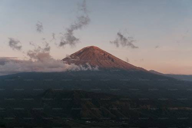 Ilustrasi daftar gunung api aktif di Indonesia,Unsplash/Polina Kuzovkova