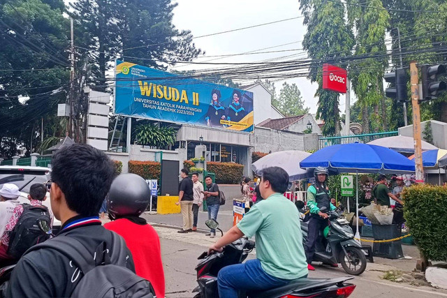 Suasana pelaksanaan wisuda di Kampus Universitas Parahyangan (Unpar), Bandung, Jumat (15/11/2024). Foto: Robby Bouceu/kumparan