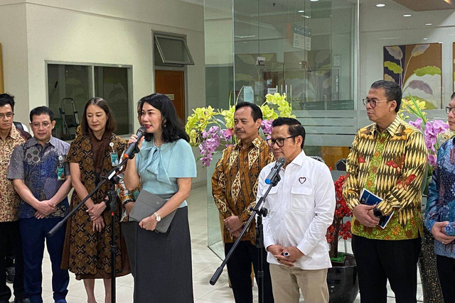 Menko PM Muhaimin Iskandar dan Kepala divisi psikiatri RSCM sekaligus psikiater dan peneliti Dr. Kritiana Siste usai menengok pasien korban judi online di RSCM, Jakarta  pada Jumat (15/11/2024). Foto: Abid Raihan/kumparan