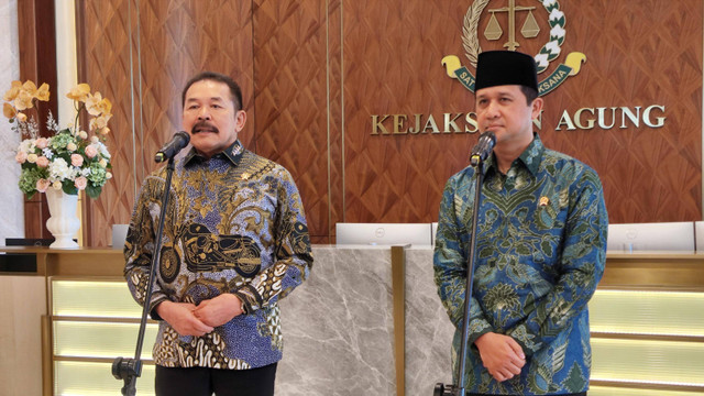 Jaksa Agung ST Burhanuddin dan Menteri Transmigrasi Iftitah Sulaiman di Kantor Kejaksaan Agung RI, Jumat (15/11/2024). Foto: Jonathan Devin/kumparan