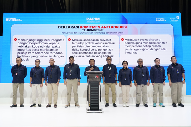 Direktur Utama Telkom Ririek Adriansyah (tengah) beserta jajaran Direksi Telkom saat membacakan Deklarasi Komitmen Anti Korupsi pada agenda Rapat Pimpinan TelkomGroup di Jakarta, Kamis, (14/11). Foto: Dok. Telkom