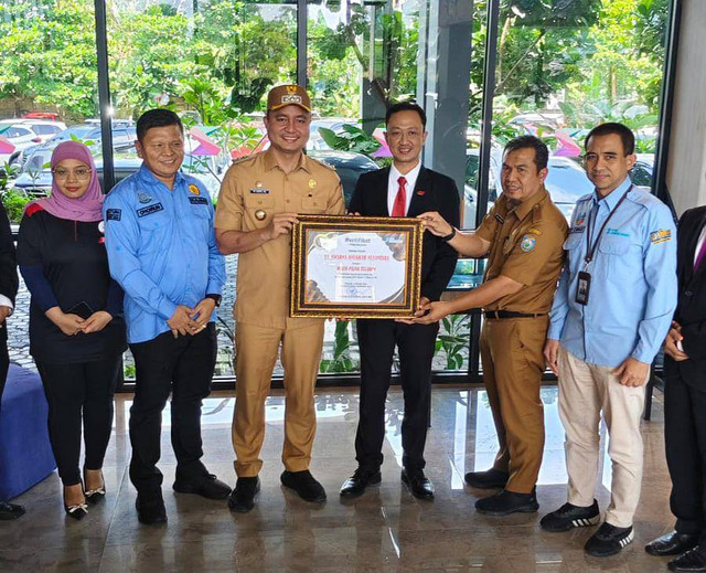 Pj Bupati OKU M Iqbal Alisyahbana saat memberikan apresiasi ke salah satu rumah makan, Foto : Dok Pemkab OKU