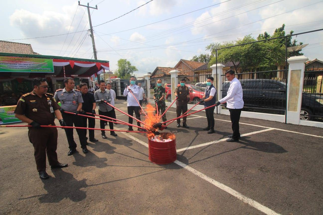 Pj Bupati OKU M Iqbal Alisyahbana bersama Forkopimda melakukan pemusnahan narkoba, Foto : Dok Pemkab OKU