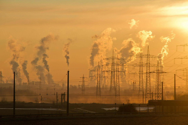 Photo by Pixabay from Pexels: https://www.pexels.com/photo/electric-towers-during-golden-hour-221012/ polusi udara yang disebabkan oleh perindustrian