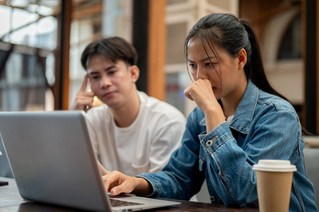 Ilustrasi perempuan dan laki-laki kesulitan mencari jodoh dan pekerjaan. Foto: Shutterstock