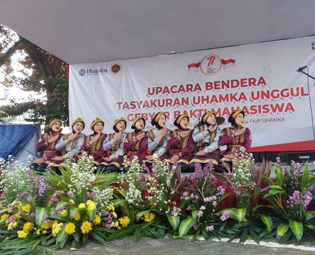 Foto : Acara Upacara Bendera Tasyakuran UHAMKA Unggul Gebyar Bakti Mahasiswa dengan menampilkan Ratoh Jaroe FKIP UHAMKA.