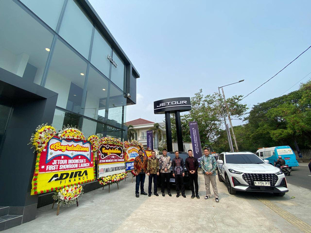 PT Jetour Motor Indonesia (JMI) bersama PT Mimosa Putra Abadi meresmikan diler pertama Jetour di Pluit, Jakarta Utara, Jumat (15/11/2024). Foto: Dok. Istimewa