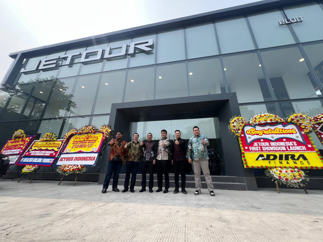 PT Jetour Motor Indonesia (JMI) bersama PT Mimosa Putra Abadi meresmikan diler pertama Jetour di Pluit, Jakarta Utara, Jumat (15/11/2024). Foto: Dok. Istimewa