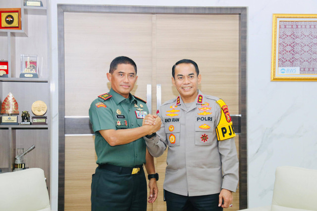 Kapolda Sumsel, Irjen Pol Andi Rian, bersama Pangdam II Sriwijaya, Mayjen TNI Naudi Nurdikan. (ist)