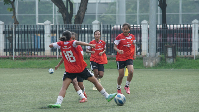 Viny Silfianus, Nabila Divany, dkk dalam latihan Timnas Wanita Indonesia di Jakarta, Jumat (15/11) jelang ASEAN Women's Cup 2024 di Laos. Foto: Andi Fajar/kumparan