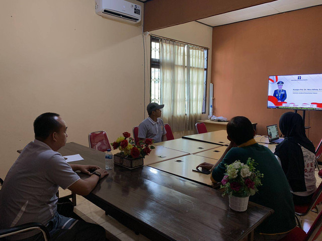 Rupbasan Blitar Mengikuti Upacara Pelantikan dan Serah Terima Jabatan Pimpinan Tinggi Madya dan Jabatan Fungsional Ahli Utama di lingkungan Kementerian Hukum Secara VirtualBlitar - Jum’at, 15 November 2024 Rupbasan Blitar Kementerian Hukum dan HAM Jawa Timur mengikuti Upacara Pelantikan dan Serah Terima Jabatan Pimpinan Tinggi Madya dan Jabatan Fungsional Ahli Utama di lingkungan Kementerian Hukum secara virtual.Pelantikan dilakukan secara terpusat di Graha Pengayoman Gedung Sekretariat Jenderal Jl. H.R. Rasuna Said Kav. 6-7 Kuningan, Setiabudi, Jakarta Selatan yang diikuti secara virtual.Kegiatan ini dipimpin langsung oleh Menteri Hukum dan HAM Republik Indonesia, Supratman Andi Agtas.Dukung Rupbasan Blitar Kementerian Hukum dan HAM Jawa Timur yang telah meraih "Satuan Kinerja Berpredikat Wilayah Bebas dari Korupsi (WBK) dan MenujuWilayah Birokrasi Bersih dan Melayani (WBBM)" Tahun 2024 dengan terus mengikuti perkembangan informasi dari kami baik dari media sosial dan situs web. Segala bentuk layanan kami tidak dipungut biaya dan gratis, jika ada penyelewengan wewenang dari petugas kami silakan hubungi kami lewat layanan pengaduan kami di media sosial dan situs website kami.(Humas Rupbasan Blitar Kanwil Kemenkumham Jawa Timur)#kemenkumhamjatim#KemenkumhamRI#humaskemenkumhamjatim#HumasRupbasanBlitar#pemeliharaanbarangbukti#heniyuwono#KumhamSemakinPASTI#melayanisepenuhhati#rupbasanblitarbersahabat@ditjenpas @kumhamjatim@heniyuwono@hardi_bayu